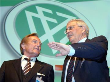 Gerhard Mayer-Vorfelder (l) und Theo Zwanziger im April 2004. Foto: Arne Dedert
