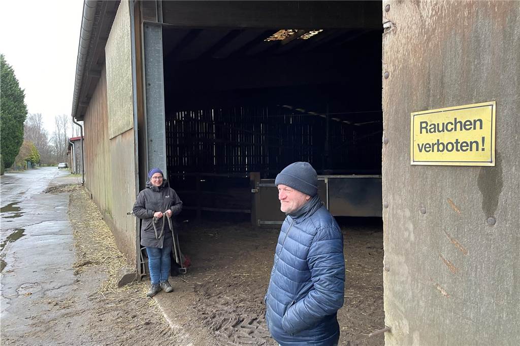 Gestüt Forstwald: Auf der Anlage in Bladenhorst leben 100 Pferde Gerhard Prodöhl aus Dortmund hat seit drei Jahren einen Wallach und einen Hengst auf dem Gestüt Forstwald eingestellt. Hier steht er am Tor der Reithalle, die bald saniert wird. Seine Pferde laufen hinten in der Führanlage.
