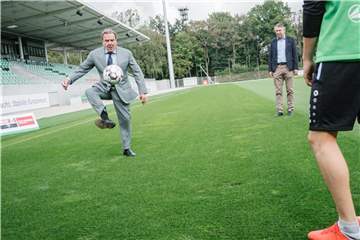 Gerhard Schröder bei seinem Besuch der Nachwuchsakademie von Hannover 96. Foto: Ole Spata