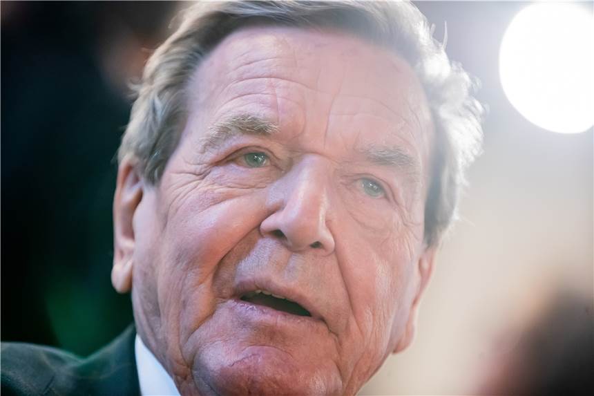 Wegen seiner Nähe zu Putin: Vier Büromitarbeiter von Altkanzler Schröder kündigen Gerhard Schröder (SPD), Bundeskanzler a.D. verliert wegen seiner Nähe zu Putin seine Mitarbeiter.
