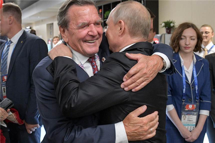Es wird einsam um Gerhard Schröder – was folgt nach dem Rückzug der Mitarbeiter? Gerhard Schröder (SPD, l), ehemaliger Bundeskanzler, hat sich bislang nicht von Wladimir Putin, Präsident von Russland, gelöst. Die Kritik im ganzen Land nimmt zu.