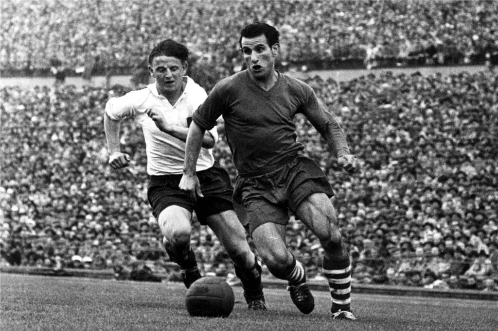 „Einer von uns - Willi war immer da“ ARCHIV - Schalkes Rechtsaußen Willi Koslowski (r) überläuft HSV-Gegenspieler Piechowiak und steuert auf das Hamburger Tor zu. Der FC Schalke 04 als westdeutscher Meister gewinnt am 18.5.1958 vor 82000 Zuschauern im Niedersachsen-Stadion von Hannover das Endspiel um die deutsche Fußballmeisterschaft durch ein 3:0 gegen den norddeutschen Titelträger Hamburger SV. Es ist der siebente Titel für die «Königsblauen». (zu dpa «Schalkes Meisterspieler Koslowski - Der «Schwatte» wird 80» vom 15.02.2017) F