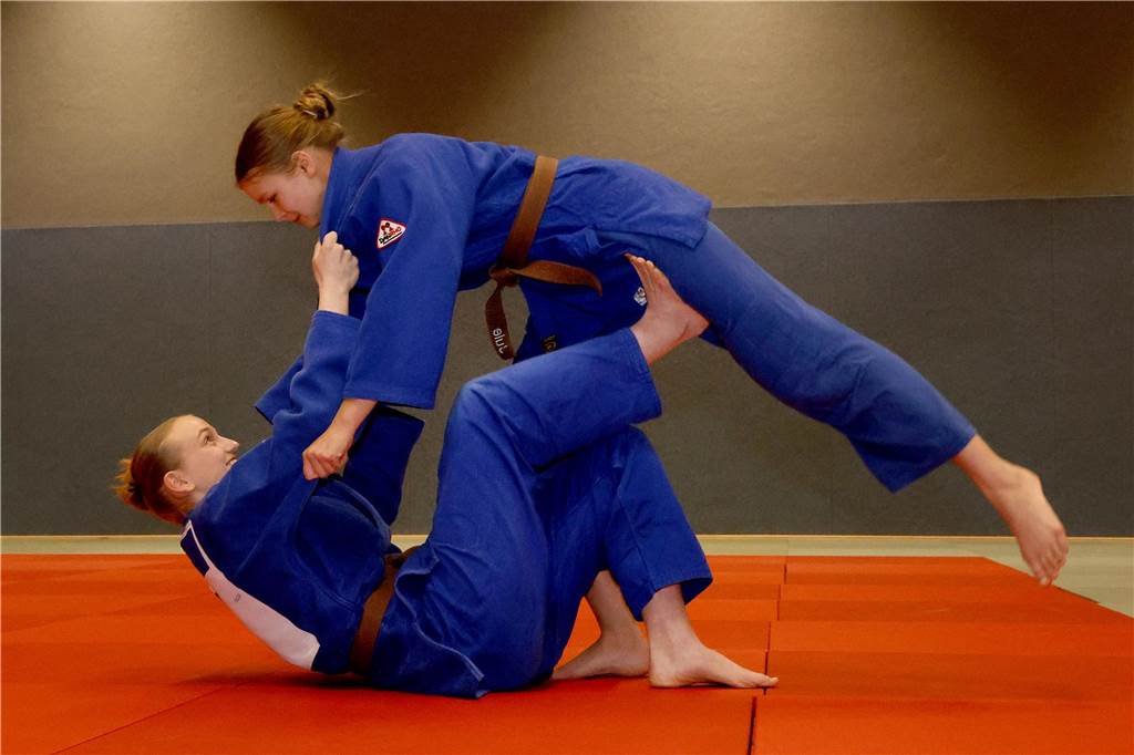 Nominiert zur Sportlerin des Jahres: Judoka Lea Konert Lea Konert und Jule Rüschenschmidt kämpfen beim Judo-Ttraining des TV Werne.