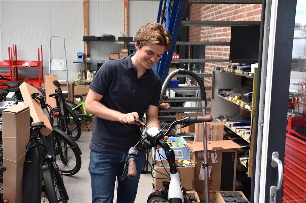 Einziger Fahrradladen in der Stadt: Fahrwerk Timmer schließt die Lücke Gerome Schlüter schraubt an einem Fahrrad.
