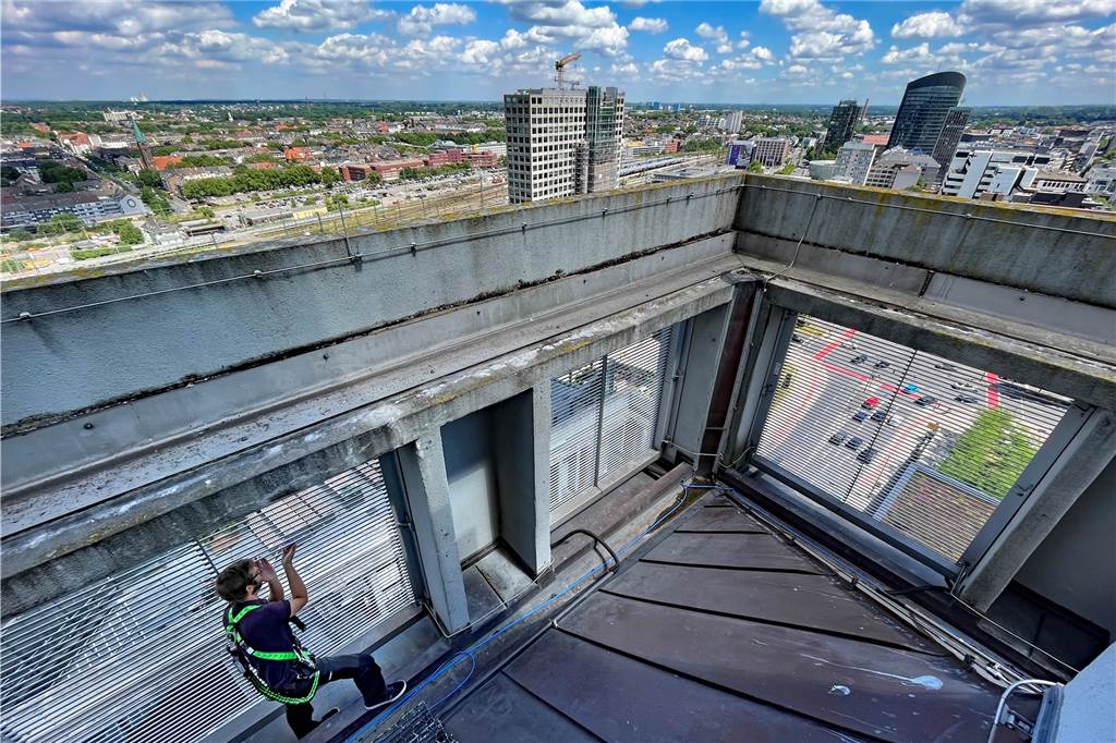 Dortmunds Job mit der besten Aussicht: Gerrit Hecht steigt dem U aufs Dach Gerrit Hecht bei der Arbeit: Der Techniker kontrolliert die Lamellen der "fliegenden Bilder" am obersten Beton-Umlauf des Turms auf etwa 55 Metern Höhe.