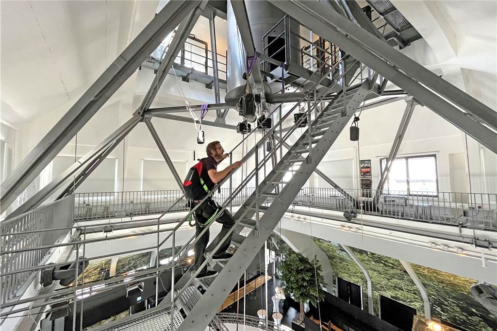 Dortmunds Job mit der besten Aussicht: Gerrit Hecht steigt dem U aufs Dach Gerrit Hecht in der Kathedrale des Dortmunder U: Unter ihm liegt das Restaurant "Brauturm", über ihm ist die Unterkonstruktion des elf Meter großen U auf dem Dach. Um zu der Treppe zu gelangen, muss man sich an mehreren Stahlträgern vorbeizwängen, die den Weg über die Galerie versperren.