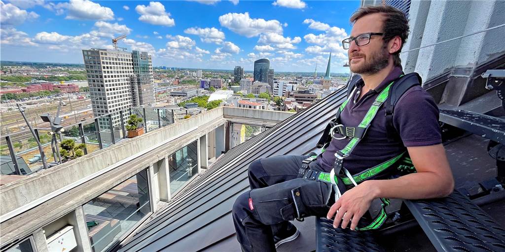 Dortmunds Job mit der besten Aussicht: Gerrit Hecht steigt dem U aufs Dach Gerrit Hecht steigt dem Dortmunder Wahrzeichen regelmäßig aufs Dach - und kriegt dafür sogar noch Geld.