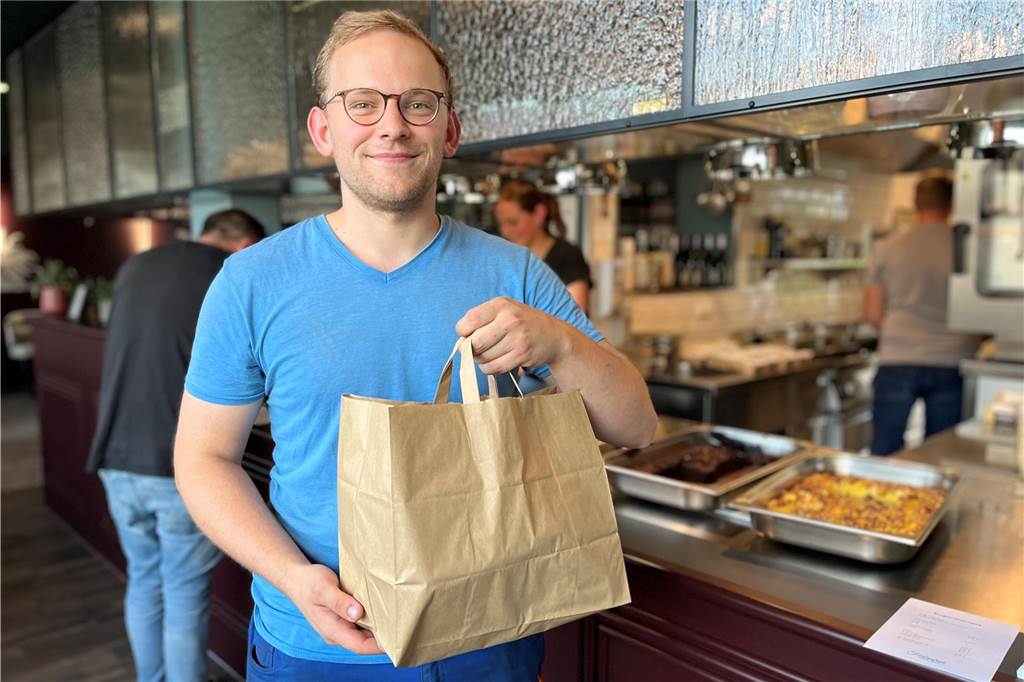 Vegane Burger-Aktion im Farbenfroh trifft den Nerv der Gäste Gerrit Leopold freut sich auf den veganen Burger.