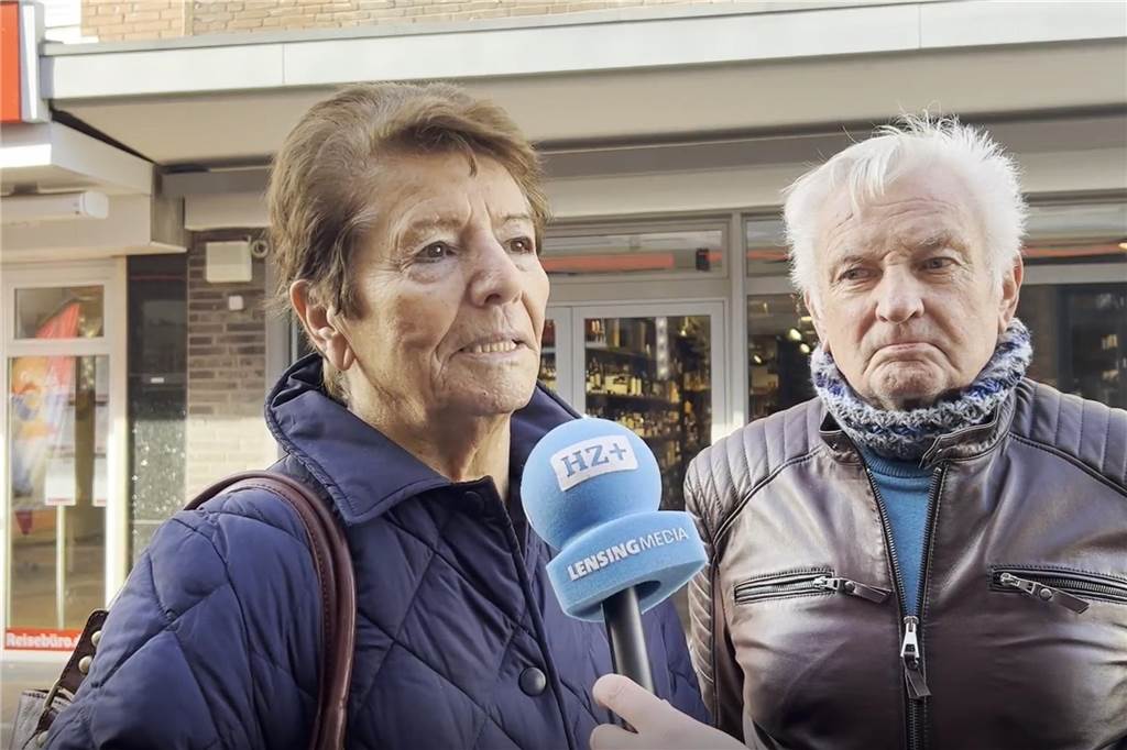 Halterner wünschen sich weiteren Einsatz gegen Rechtsextremismus Frau und Mann vor Mikrofon.