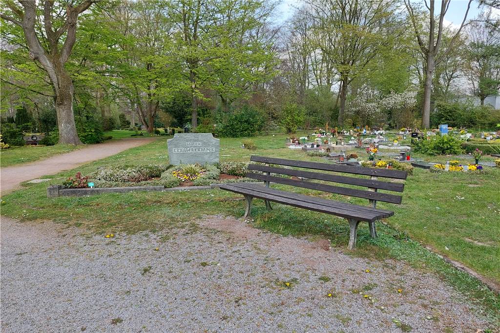 Gertrud und Ellen treffen sich regelmäßig auf einer Bank auf dem Friedhof in Henrichenburg, um sich über ihr Leben auszutauschen.