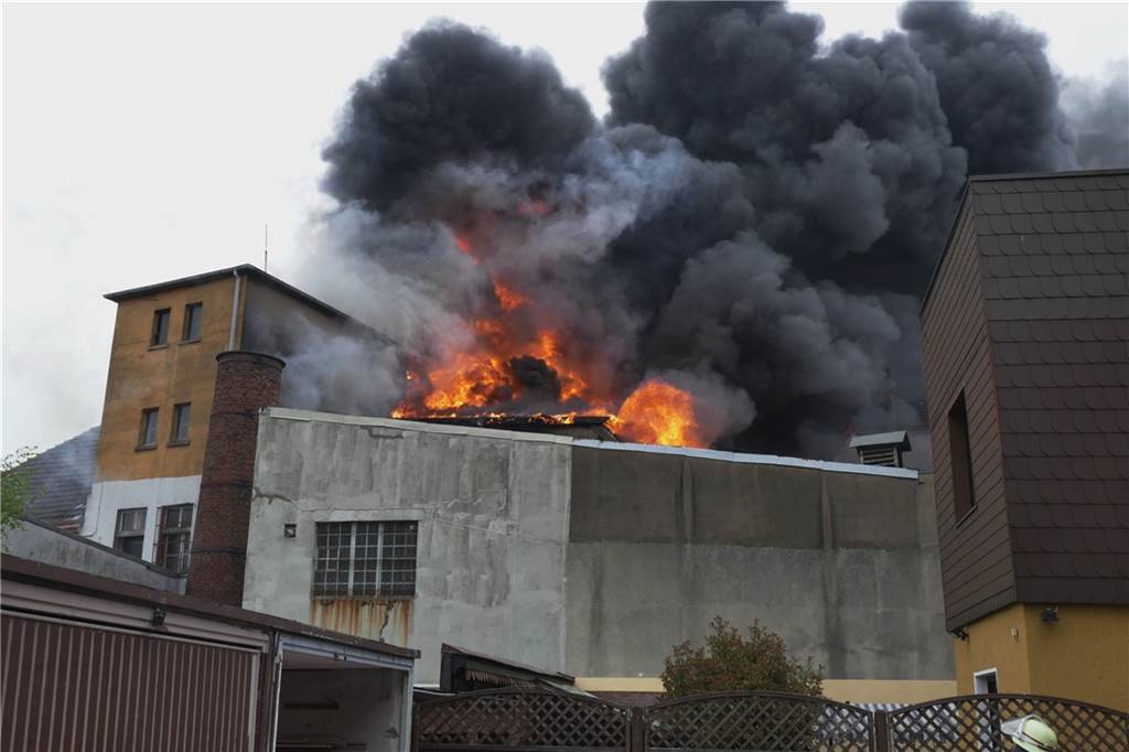 Die längsten Einsätze der Dortmunder Feuerwehr seit 2020 Die Rückseite des brennenden Gebäudekomplexes im Hinterhof
