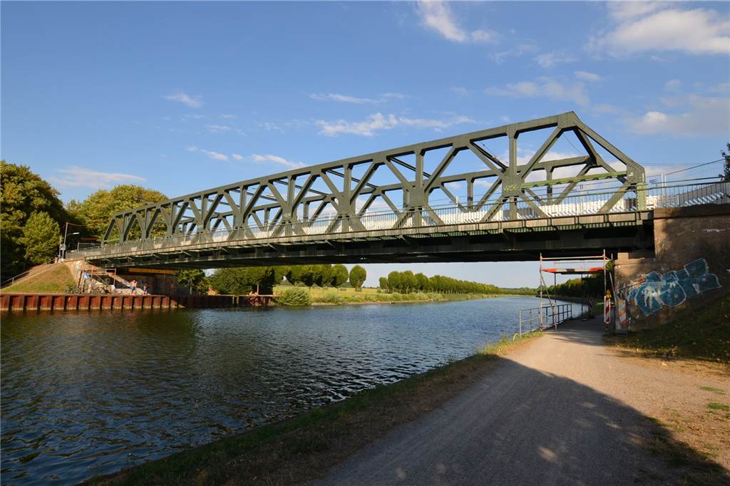 Altmengeder Straße ist eine Zumutung für Anwohner, Rad- und Autofahrer Gerüste schützen Fußgänger und Radfahrer an den Brückenköpfen.