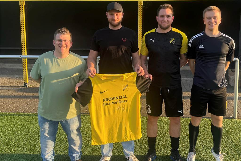 Neuer Trainer für den Neuanfang: Fuhrmann übernimmt den SV Langschede Gerüstet für den Neustart: (v.l.) Sportchef Marcus Wald, Michael Fuhrmann, SVL-Akteur Julian Seeling und Kapitän Timo Kirstein.