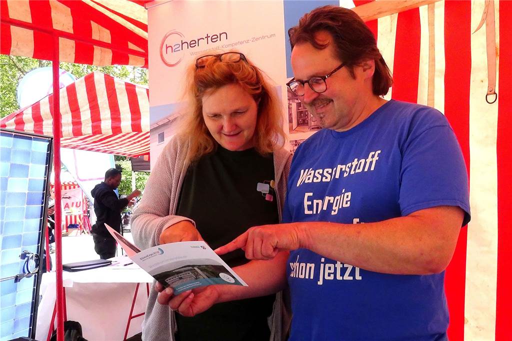 2. Umwelt- und Mobilitätsmesse: Experten informierten die Besucher Gesamtschullehrerin Johanna Schmitz vereinbart mit dem Wasserstoff-Spezialisten Dieter Mende vom „h2herten" einen Besuch mit technisch interessierten Schülern, um ihnen zukunftsträchtige Ausbildungsfelder jenseits des Mainstreams aufzuzeigen.