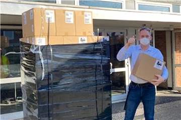Gesamtschulleiter Dr. Jerome Biehle freut sich über die pünktliche Lieferung der iPads. Zum Einsatz kommen die Geräte aber erst im neuen Schuljahr.