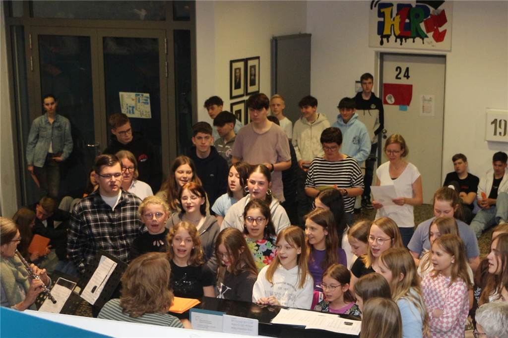 Realschüler pflanzen Gedenkbaum zum 100. Geburtstag von Herta Lebenstein Gesangseinlage des Chors