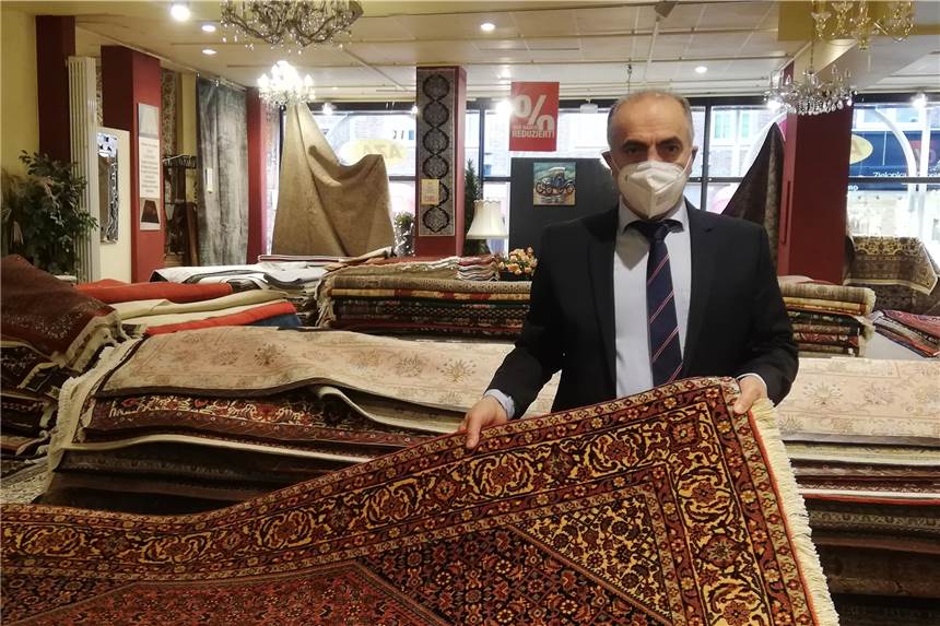Missbrauch des Namens „Azad“: Betrüger wollen Dortmunder abzocken Geschäftsführer Ali Dashti zeigt einen Teppich im Einrichtungshaus Azad. Der Name Azad wurde zuletzt wieder verstärkt von Betrügern missbraucht.