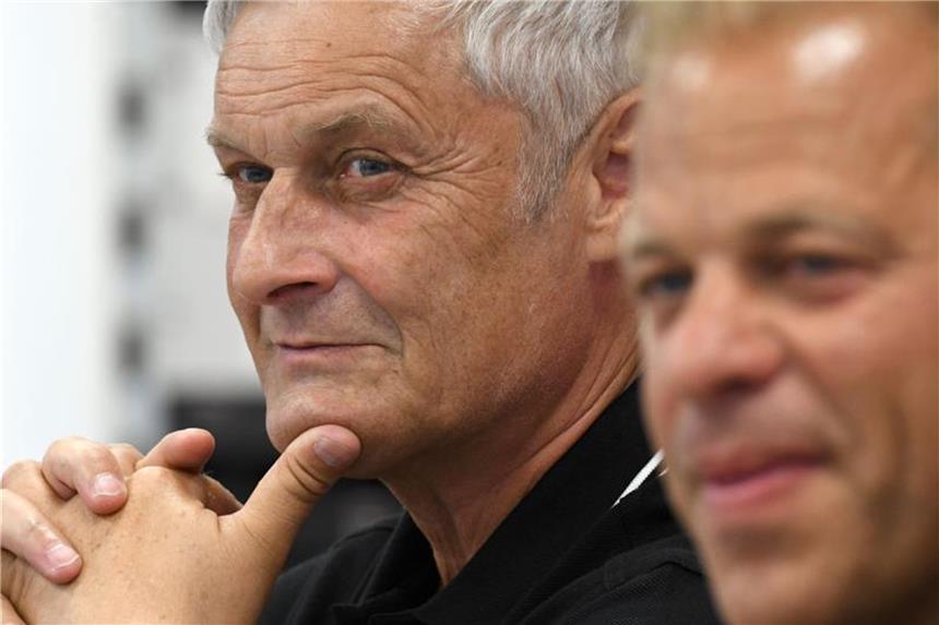 Köln peilt Rückkehr an: „Spieler haben Qualität“ Geschäftsführer Armin Veh (l) und Trainer Markus Anfang vor dem Trainingsauftakt des 1. FC Köln. Foto: Henning Kaiser7aktuell