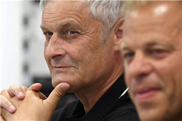 Geschäftsführer Armin Veh (l) und Trainer Markus Anfang vor dem Trainingsauftakt des 1. FC Köln. Foto: Henning Kaiser7aktuell
