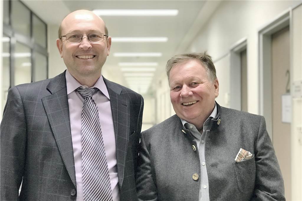 Kita, Großküche, Zentralapotheke: 40-Millionen-Euro-Investition zwischen EvK und B235 Geschäftsführer Bernd Kaffanke (l.) und Jürgen Dietz von den Gesellschaften Confirmus und Protea aus Herne planen ein 40-Millionen-Euro-Invest auf der Vorfläche des Evangelischen Krankenhauses neben dem Café del Sol und der L'Osteria.