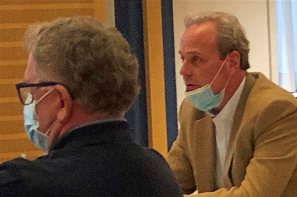 Bis zu 240 Wohnungen: Tecklenborg bekommt grünes Licht aus Politik Geschäftsführer Bertram Tecklenborg (r.) erläuterte die Pläne seiner Firma zum Bau eines Wohngebietes mit gut 200 Wohnungen auf dem Firmengelände an der Stockumer Straße/Ecke Schemmelweg.