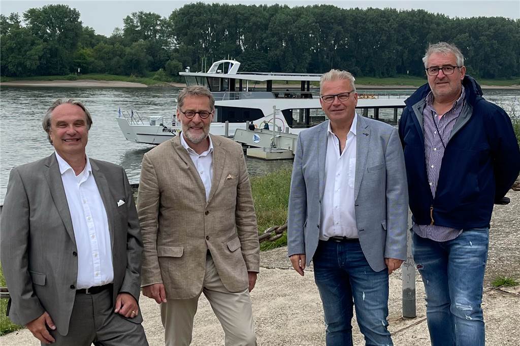 Party auf dem See: Die Gastronomen für die neue Möwe stehen fest Geschäftsführer Carsten Schier und Dr. Bernhard Klocke mit Uwe Suberg und Carsten Knepper (v.l.) mit der neuen Möwe im Hintergrund.