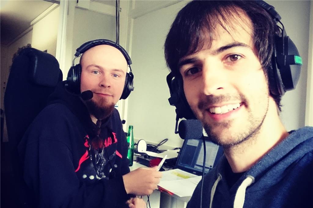 „Verschlusssache Escape Room“ lädt Bedürftige gratis zum Rätseln ein Geschäftsführer Daniel Steinbach (r.) und sein Kollege Victor Lange-Nowak beobachten die Rätselnden vom Spielleiter-Büro aus.