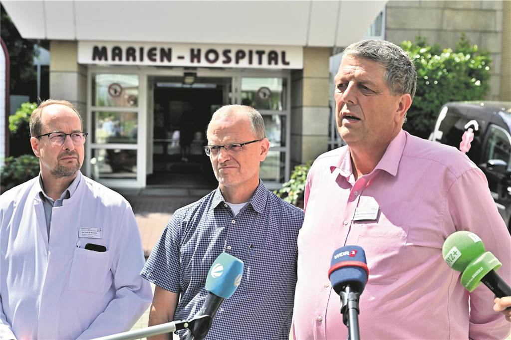 Marien-Hospital: Polizei ermittelt wegen fahrlässiger Brandstiftung Geschäftsführer Dr. Andreas Weigand (r.) informierte mit Pflegedirektor Ulrich Jansen und dem Ärztlichen Direktor Dr. Markus Schmidt die Medien über die Situation im Marien-Hospital.