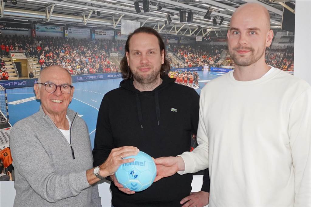Besonderes Spiel für Nikolas Katsigiannis Nikolas Katsigiannis steht bei seiner Vorstellung als neuer Torwart des ASV Hamm-Westfalen gemeinsam mit Franz Dressel und Markus Fuchs vor einem Poster.