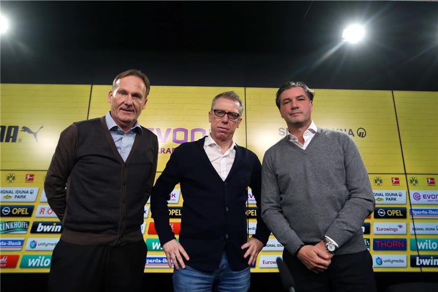 Peter Stöger ist beim BVB als Psychologe gefordert Geschäftsführer Hans-Joachim Watzke (l.) und Michael Zorc (l.) setzen in den kommenden sechs Monaten auf Peter Stöger.