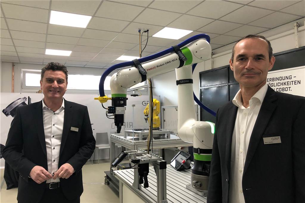 Mit Video: Weltneuheit aus Dortmund soll Roboter in kleine Firmen bringen Geschäftsführer Hasan Canti (l.) und Vertriebsleiter Marc Sexton (r.) sehen bei Produktionsbetrieben einen großen Bedarf an einfachen und wartungsarmen, aber automatisierten Wechselsystemen.