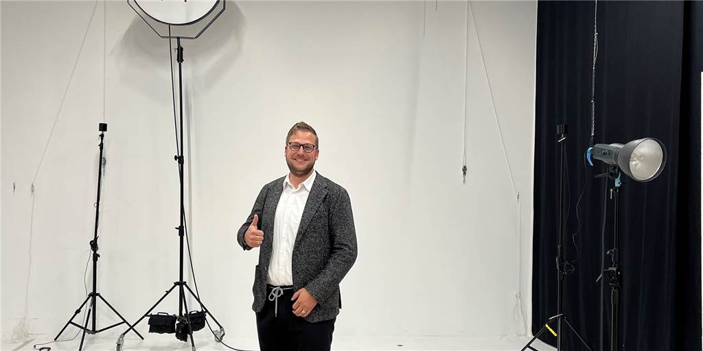 Morgens Mallorca, abends New York: Laudert bringt die Welt nach Vreden Geschäftsführer Holger Berthues stellte zusammen mit seinem Team das Virtual Studio vor.