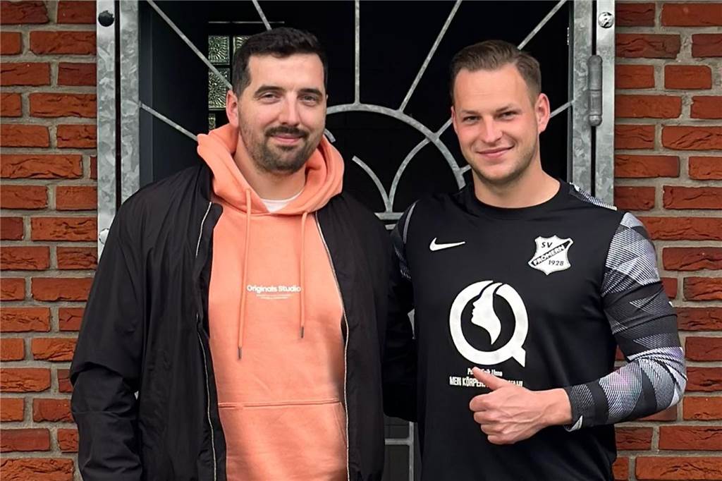 Geschäftsführer Jannek Höbener begrüßt Torhüter Jan-Niklas Strotmann (r.) in Frömern.