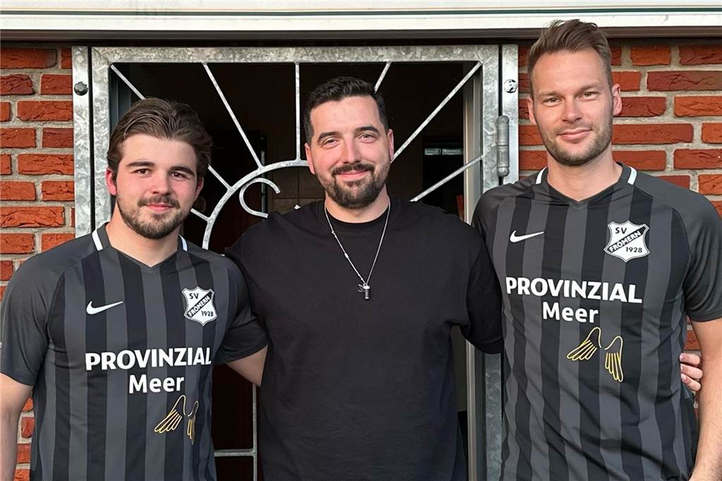Geschäftsführer Jannek Höbener (M.) begrüßte jetzt Johannes Wilke (l.)  und Dominik Essmann beim SV Frömern.