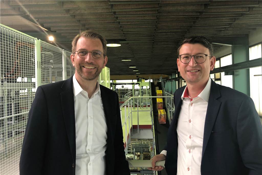 Firma aus Dortmund entwickelt den „Supermarkt der Zukunft“ Geschäftsführer Jens Schmale (l.) und der Technische Leiter Andreas Werner (r.) freuen sich über den Einzug in die neue Swisslog-Firmenzentrale in Dortmund, an der direkt angrenzend auch zwei große Hallen zur Verfügung stehen. In den Hallen werden die programmierten Roboter und die Fördertechnik getestet.