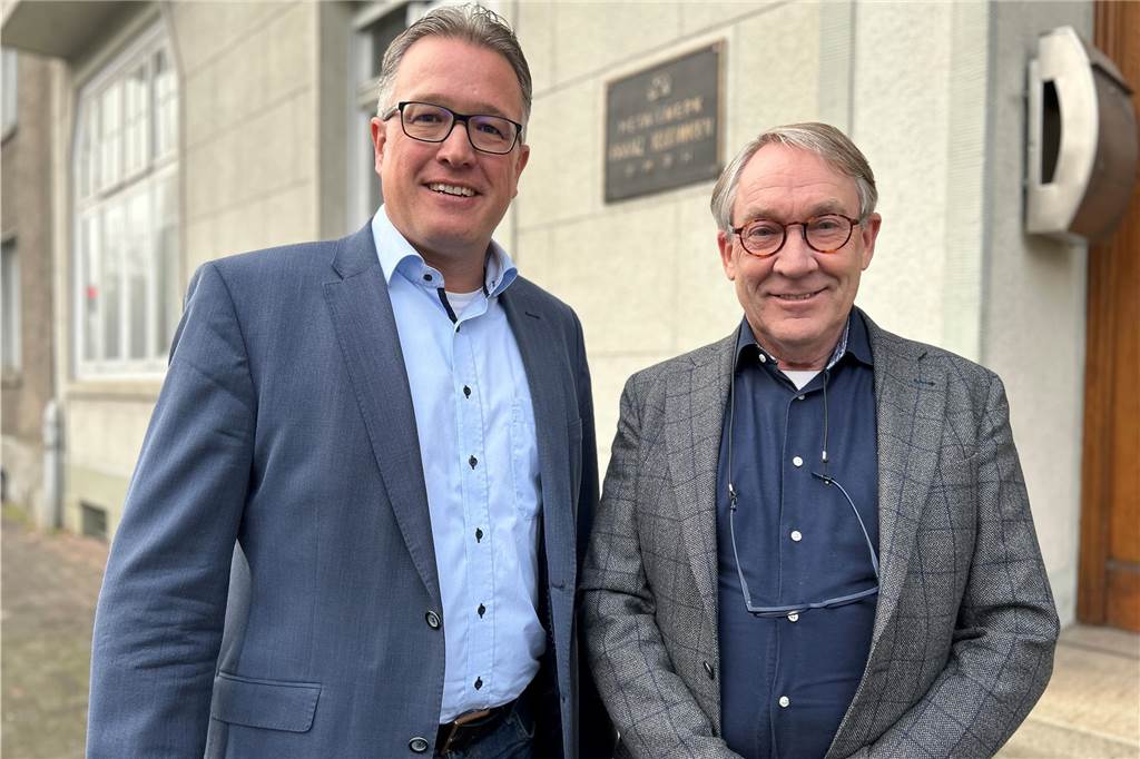 US-Präsident Trump führt Importzölle ein: Unternehmen spüren Auswirkungen Jörg Meyer, Geschäftsführer beim Metallwerk Franz Kleinken, steht mit Hub Driessen aus dem Vertrieb vor dem Hauptgebäude der Firma.