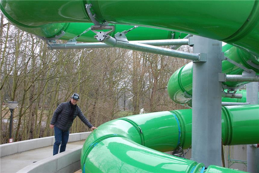 Zeitmesser ermöglicht Wettrutschen im neuen Solebad Geschäftsführer Jürgen Thöne an der modernen Anlage.