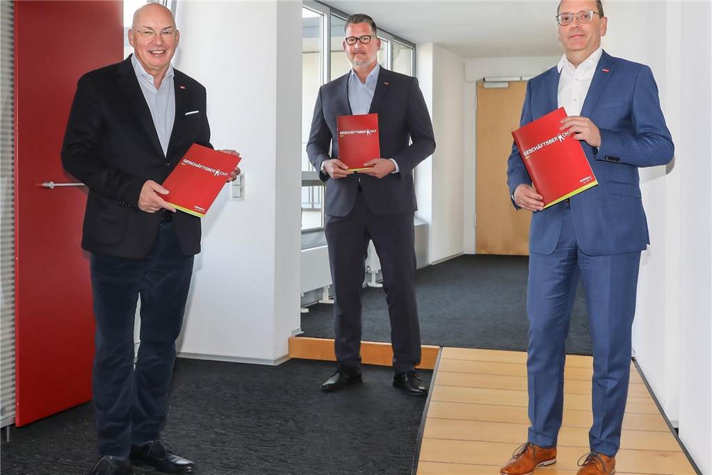 Neubau von bezahlbaren Wohnungen in Gefahr – Dogewo21 in Sorge Geschäftsführer Klaus Graniki (l.), Christian Nagel (Mitte), Prokurist Wohnungswirtschaft, und Andreas Laske (r.), Prokurist Betriebswirtschaft, präsentierten in Dortmund den Geschäftsbericht 2021. 1323 Auszügen standen bei Dogewo21 insgesamt 1320 Neuvermietungen gegenüber.