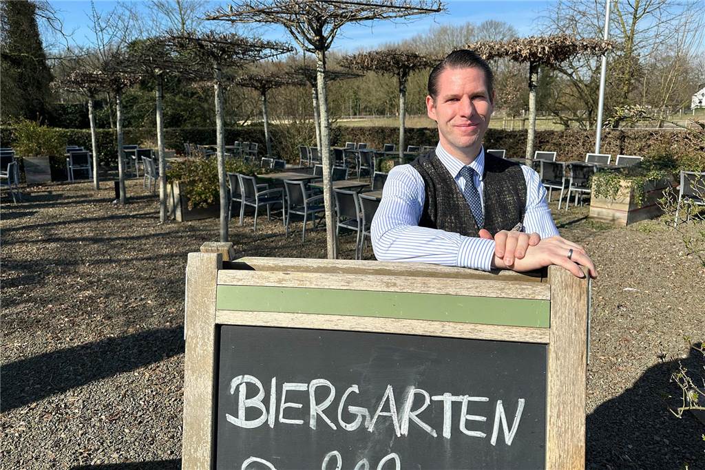 Mit Seeblick, unter Bäumen, in der City: Einige Biergärten haben schon geöffnet Geschäftsführer Manuel Krass vor seinem Biergarten am „Westermanns“.