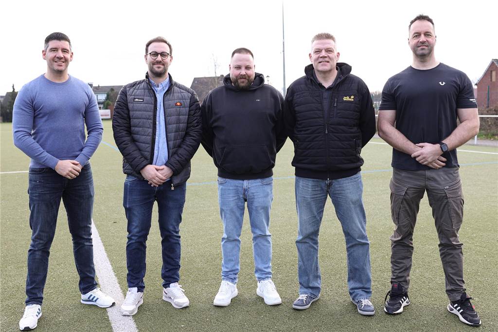 Geschäftsführer Michael Asemann (l.) und Daniel Kühne (r.), stellvertretender Vorsitzender bei Westfalia Vinnum, haben ein Trainerteam gefunden. Headcoach Mario Rast (2.v.r.) wird von Lars Kuck 2.v.l. und Marcel Splettstößer unterstützt.