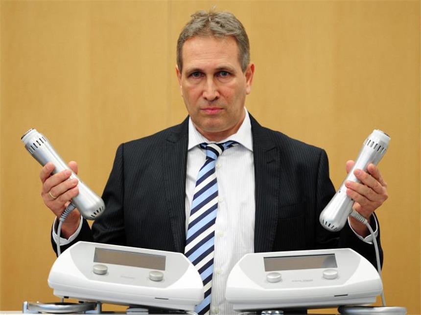 Schmähpreis Plagiarius geht an chinesische Produktpiraten Geschäftsführer Michael Zimmer zeigt links das Stoßwellentherapiegerät seiner Firma «ZWave». Das Produkt aus der Volksrepublik China (rechts) gleicht dem Original bis ins Detail. Foto: Daniel Reinhardt