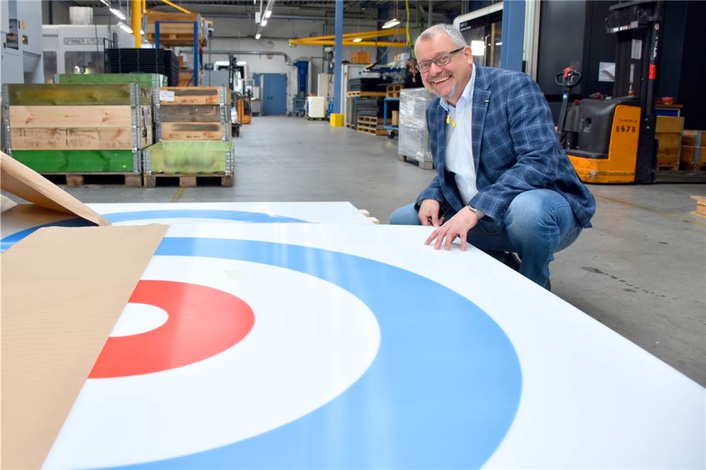 Geschäftsführer Rainer Gosling (52) hat bei Okulen schon als Auszubildender angefangen und sich langsam hochgearbeitet. Seit 2008 führt er das Unternehmen, das immer noch in den Händen der fünf Gründerfamilien liegt. 