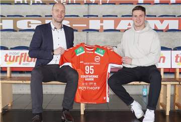 Geschäftsführer Thomas Lammers (links) begrüßt zur neuen Saison Alexander Engelhard im Kader des Zweitligisten ASV Hamm Westfalen.