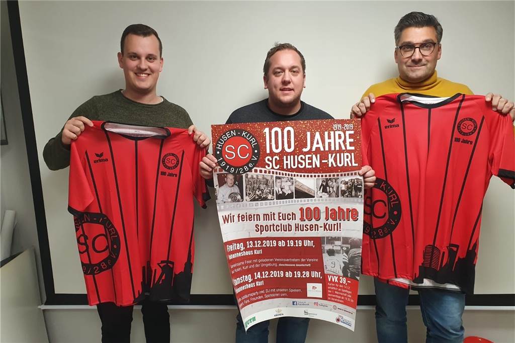 100 Jahre SC Husen-Kurl: Der berühmteste Kicker des Vereins wird beim Jubiläum fehlen Geschäftsführer Timo Lammert, Kassierer Patrick Neumann und der Vorsitzende Andreas Edelstein präsentieren nicht nur das Jubiläumstrikot, sondern auch das eigens angefertigte Veranstaltungsplakat.