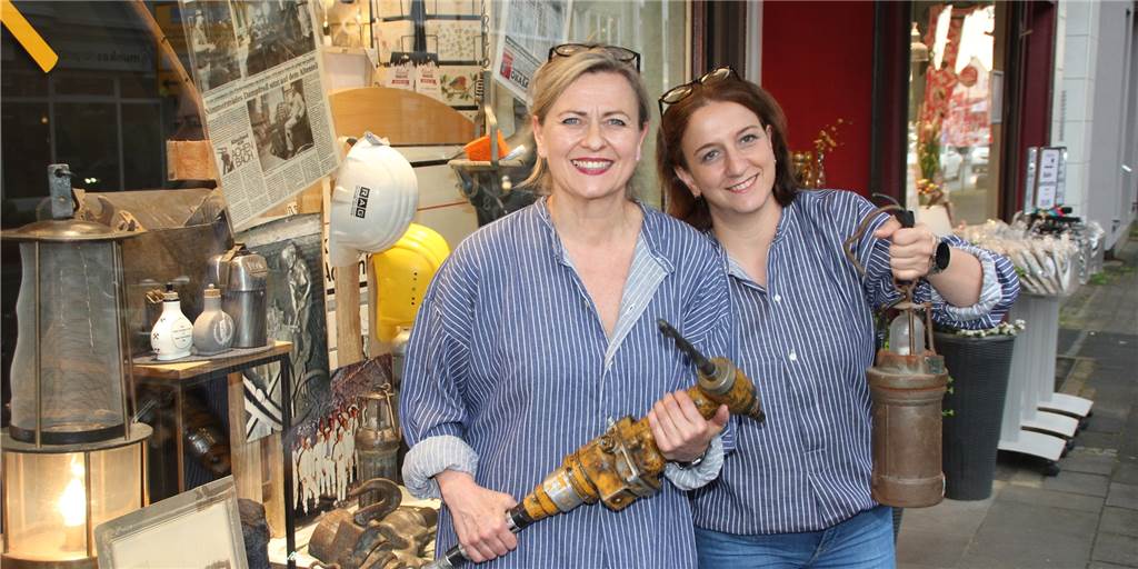 Zum Bergbaujubiläum: Parfümerie Pieper dekoriert besonderes Schaufenster Geschäftsinhaberin Vera Pieper (l.) und Verkäuferin Isabel Kleingarn locken die Konsumenten mit einem Bergbauschaufenster anlässlich des Jubiläums "Brambauer 30 Jahre ohne Bergbau".