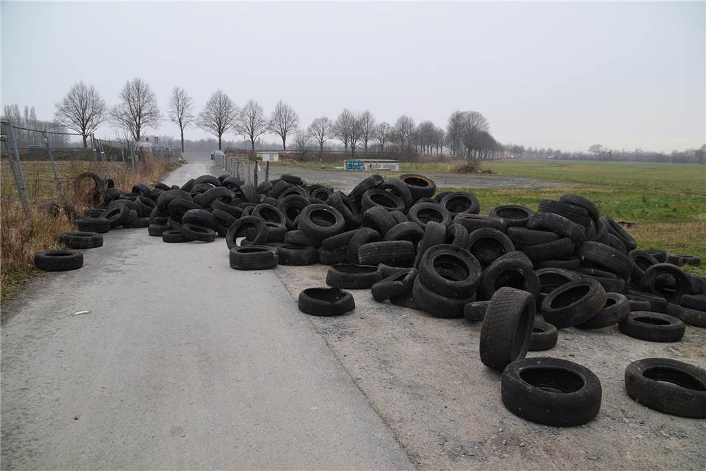 Erneut Altreifen am Emscherufer abgekippt – Ermittlungen „mit Hochdruck“ Reifen auf dem asphaltierten Weg in Ellinghausen.