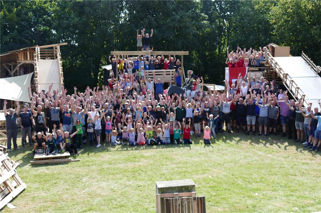 Das große Hämmern: Hüttenbau auf dem Schützenplatz im Schmäinghook Geschafft: Alle Teilnehmer sind für ein Gruppenfoto zusammengekommen. Das war nicht einfach, weil alle so eifrig gearbeitet haben.