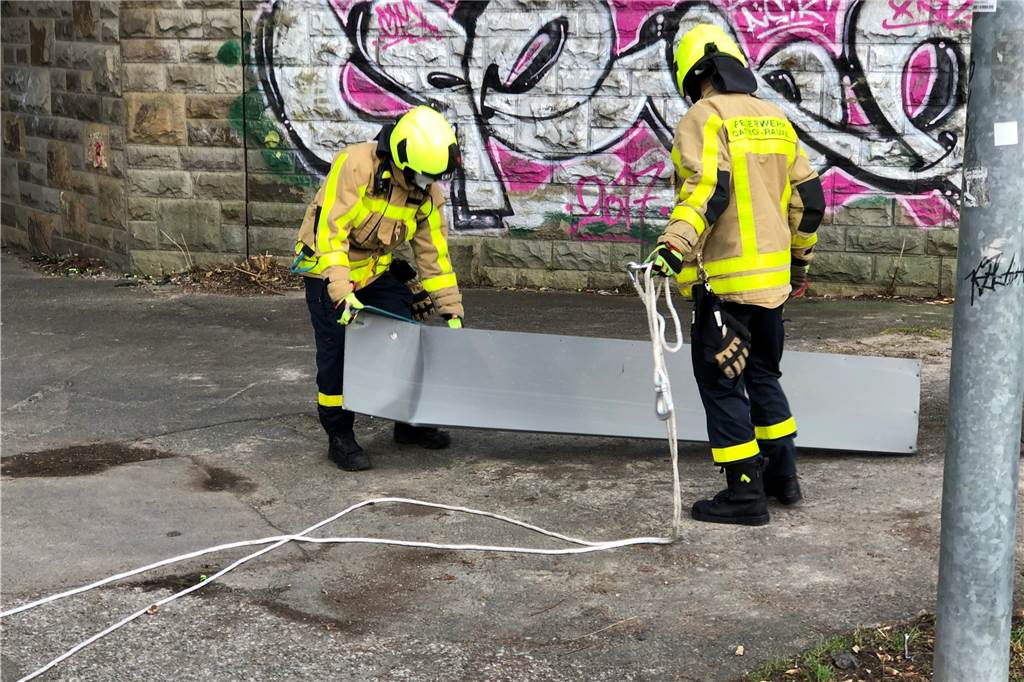 Mit Video: Spektakulärer Feuerwehr-Einsatz an A2 in Castrop-Rauxel Geschafft: Das abgerissene Träger-Stück ist auf der Emscherstraße gelandet.