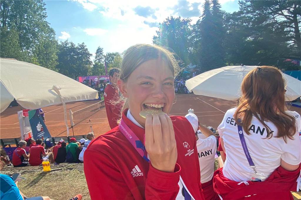 Geschafft. Die erste Goldmedaille muss den "Bisstest" bestehen.  