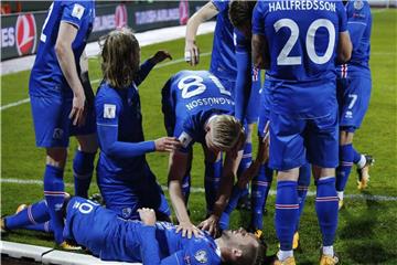 Geschafft: Die isländischen Spieler bejubeln die Qualifikation zur WM 2018 in Russland. Foto: Brynjar Gunnasrson